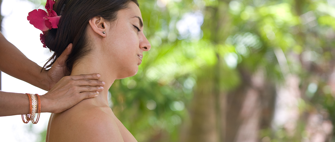 Nackenmassage im Surya Lanka Ayurveda Hotel